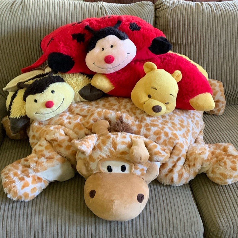 4 pillow pets. Vintage. Y2K. Giraffe (~32”)ladybug, Pooh bear, &  bee (each~16”)